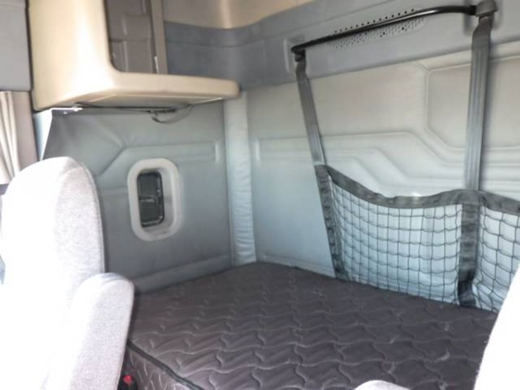 2013-freightliner-cascadia-113-image-10