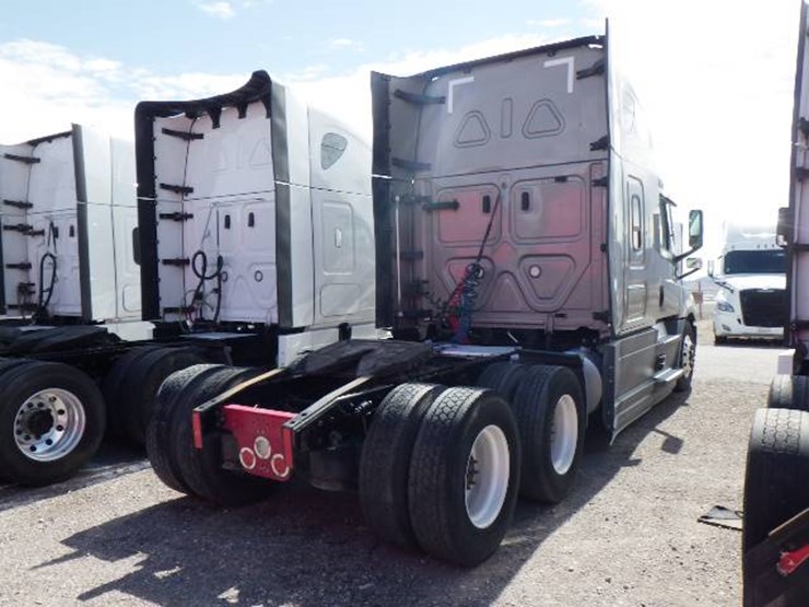 2022-freightliner-cascadia-126-image-5