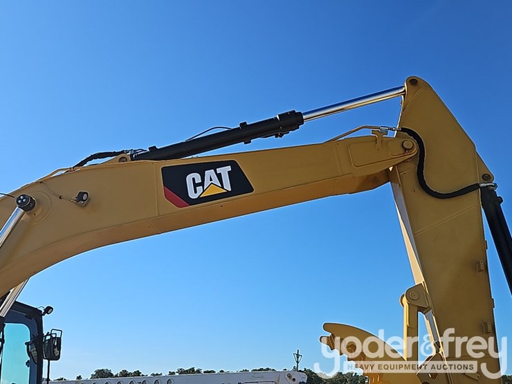 2019-caterpillar-320-image-13
