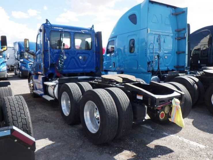 2019-freightliner-cascadia-126-image-6