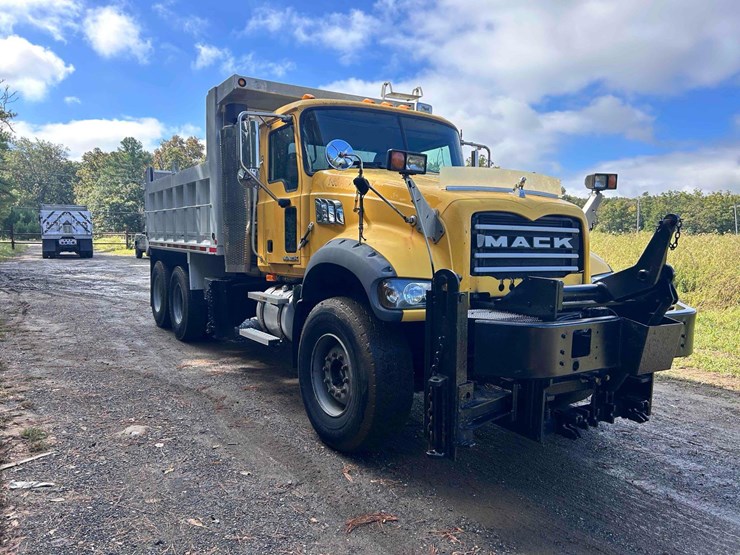 2009-mack-granite-tandem-axle-dump-truck-image-3