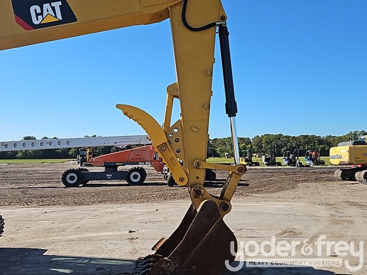 2019-caterpillar-320-image-12