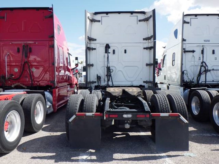 freightliner-cascadia-126-image-6
