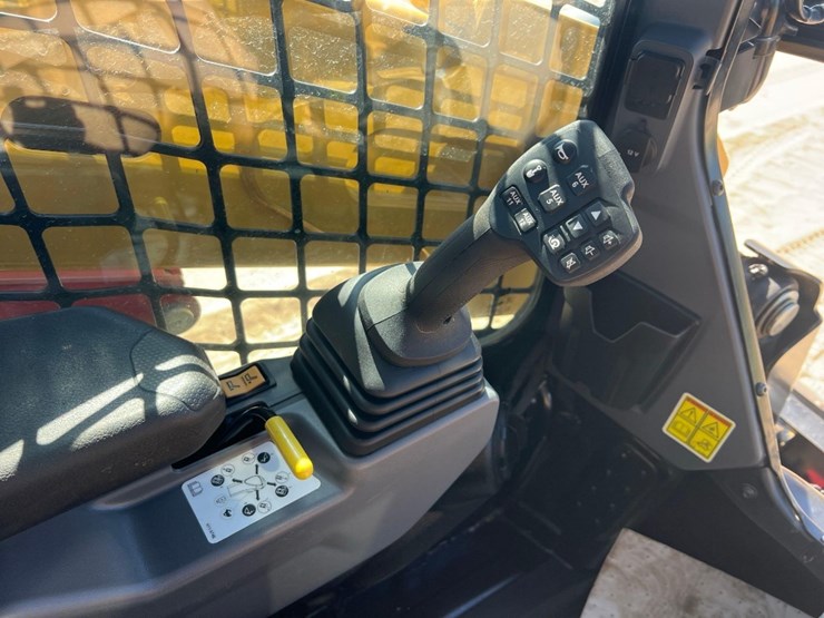 2024-caterpillar-255-skid-steer-image-30