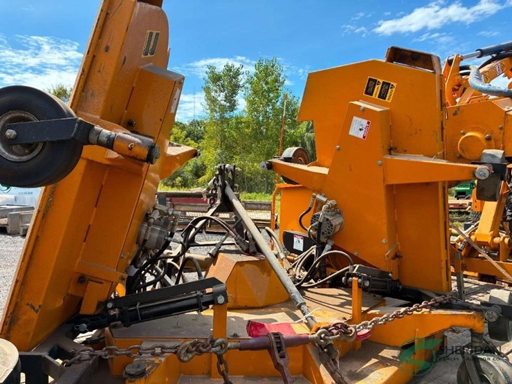 2014-trackless-model-mt6-with-numerous-like-new-attachments-image-5