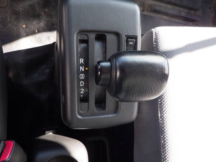 2015-hino-268a-image-17