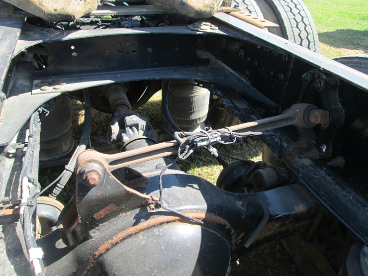 2011-volvo-10-image-6