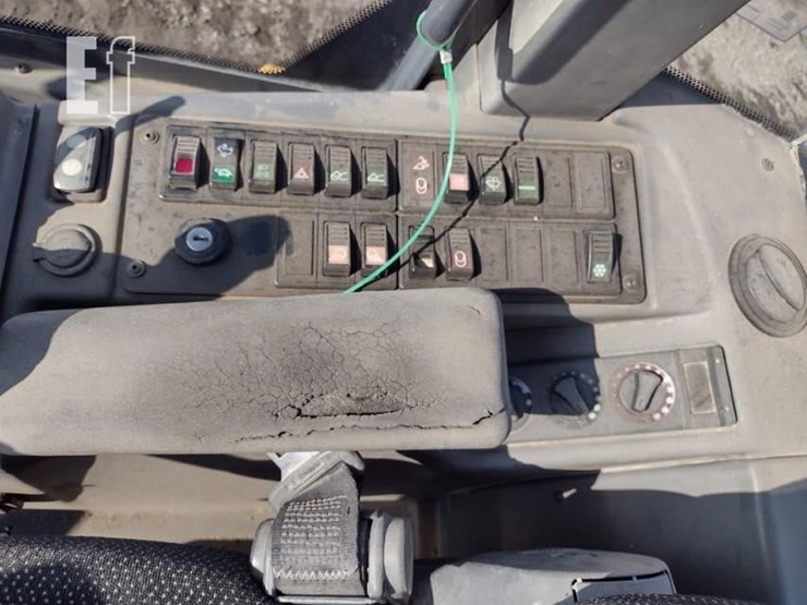 2015-deere-324k-image-10