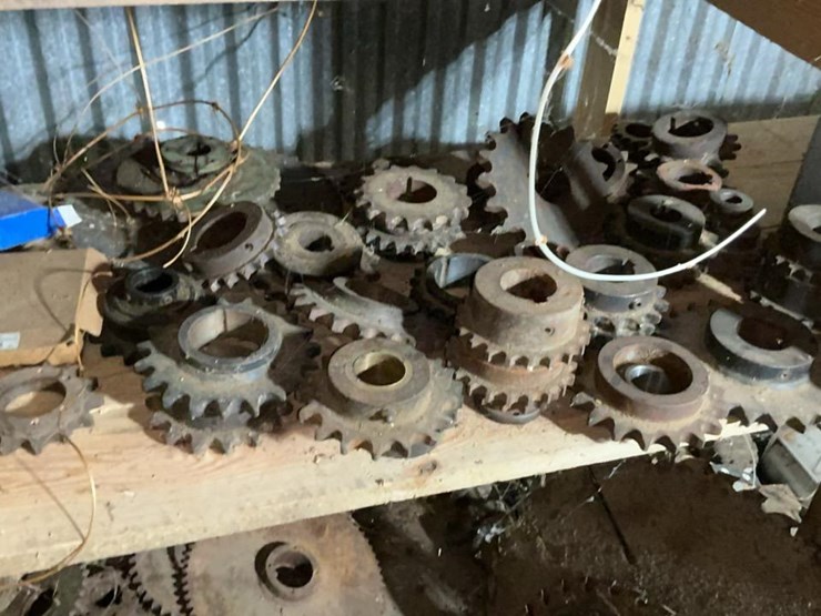 #153-•-sprockets,-cylinders,-and-assorted-parts-image-35
