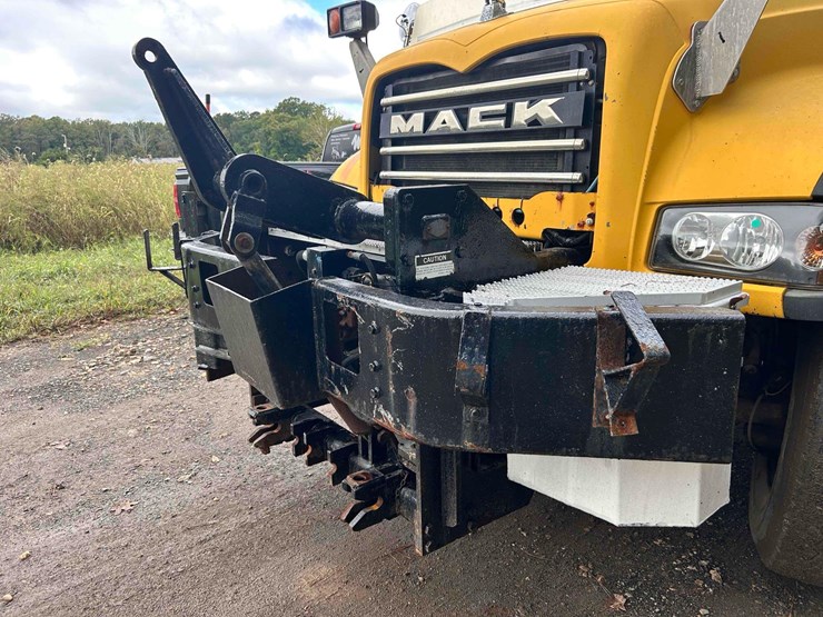 2009-mack-granite-tandem-axle-dump-truck-image-12