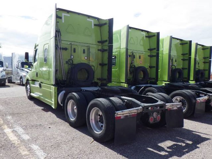 2023-freightliner-cascadia-126-image-12