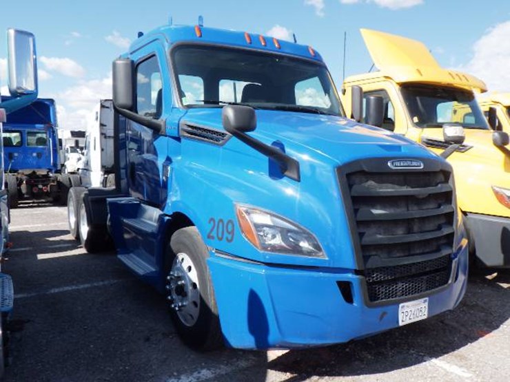 2019-freightliner-cascadia-126-image-2