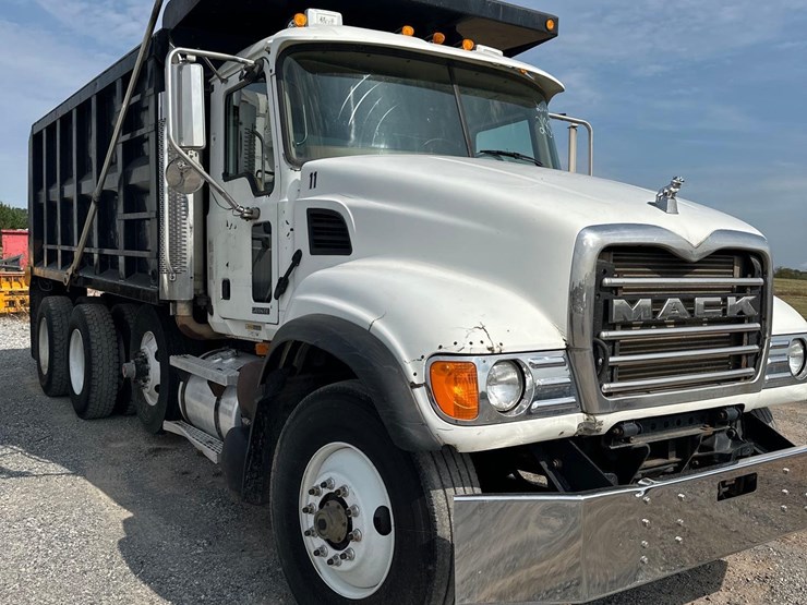 2004-mack-granite-tri-axle-dump-image-3