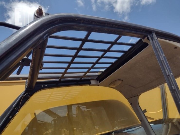2017-caterpillar-tl1055d-image-12