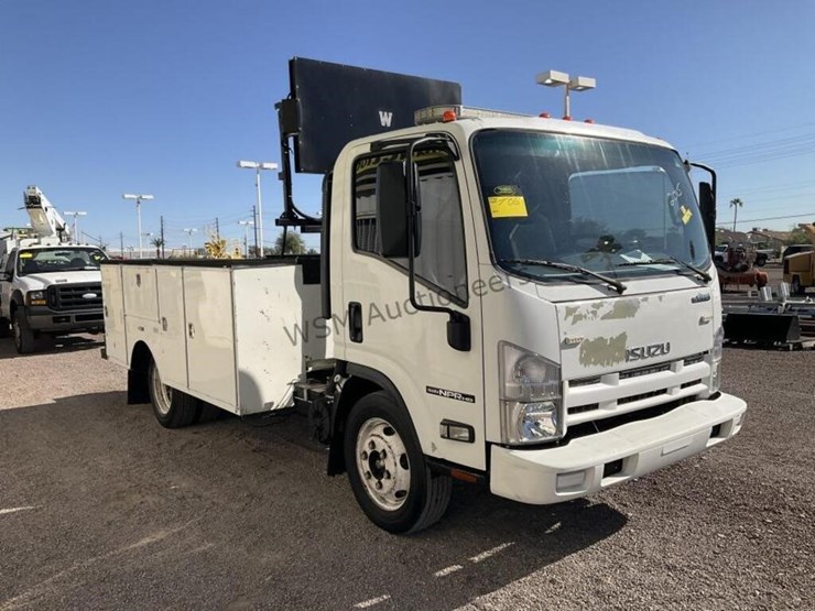2015-isuzu-npr-image-4
