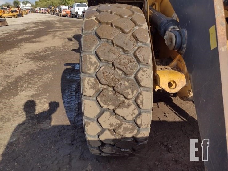 2013-deere-624k-image-21