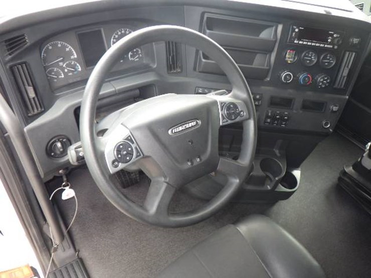 2024-freightliner-cascadia-126-image-10
