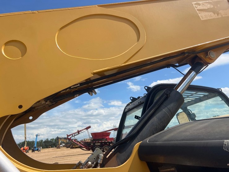 2018-caterpillar-tl1055d-image-23