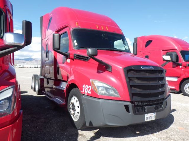 2020-freightliner-cascadia-126-image-3