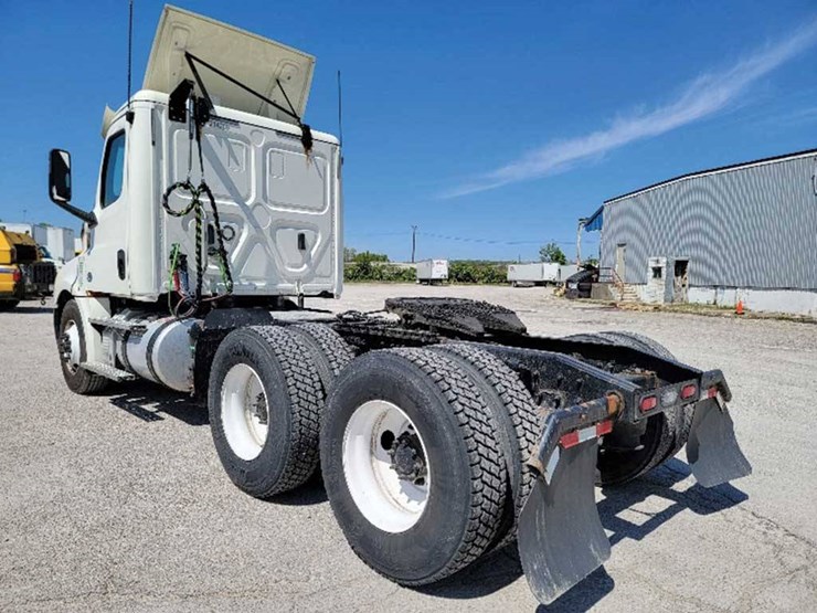 2019-freightliner-cascadia-126-image-2