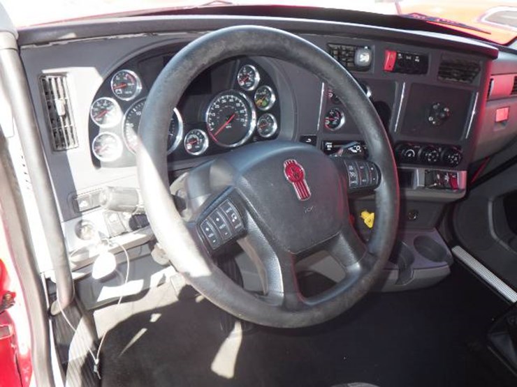 2020-kenworth-t680-image-10