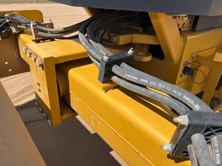 2019-caterpillar-cs44b-image-11