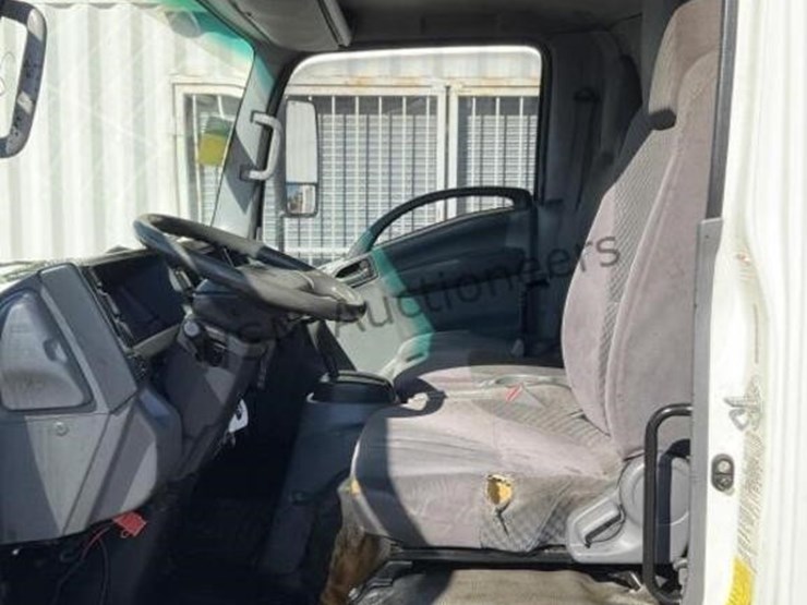 2015-isuzu-npr-image-22