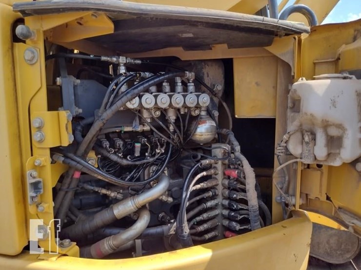 2011-komatsu-pc228us-lc-8-image-42