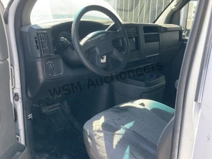 2004-gmc-3500-image-24