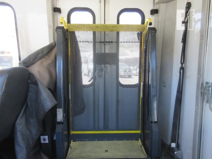 2011-ford-e450-image-11