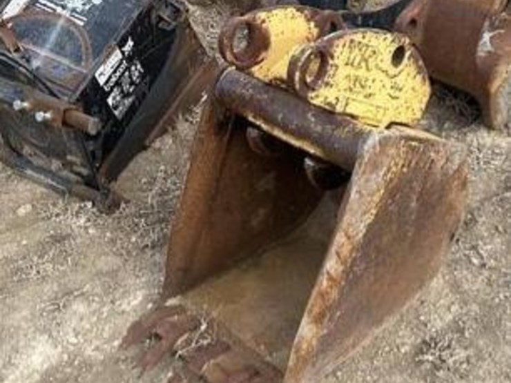 18"-bucket-with-quick-coupler-image-1