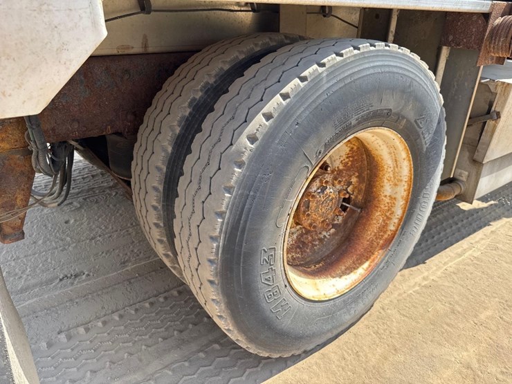2003-freightliner-business-class-m2-spreader-truck-image-12