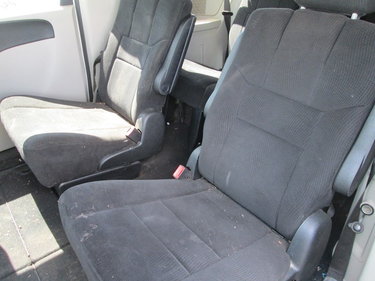 2011-dodge-caravan-image-18