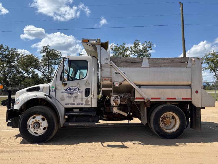 2003-freightliner-business-class-m2-spreader-truck-image-1