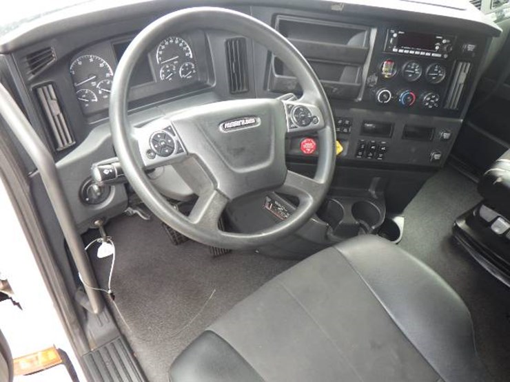 2024-freightliner-cascadia-126-image-10
