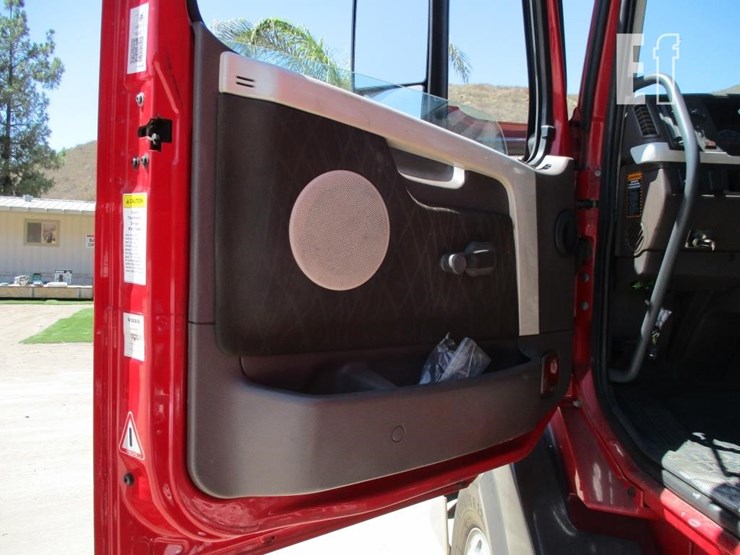 2015-volvo-vnl64300-image-15