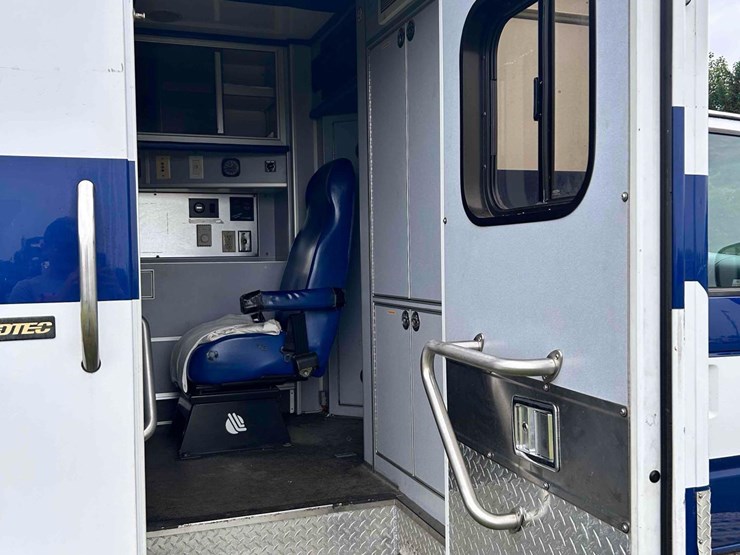 2008-ford-ambulance-image-33