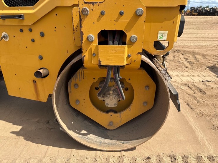 2021-caterpillar-cb2.7-image-11