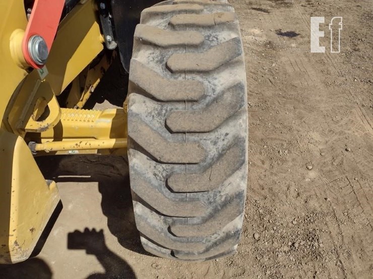 2015-caterpillar-420f-image-25