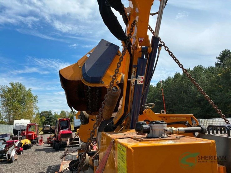 2014-trackless-model-mt6-with-numerous-like-new-attachments-image-10