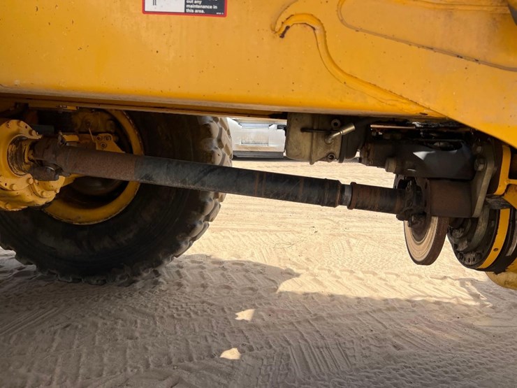 2014-deere-250d-image-23