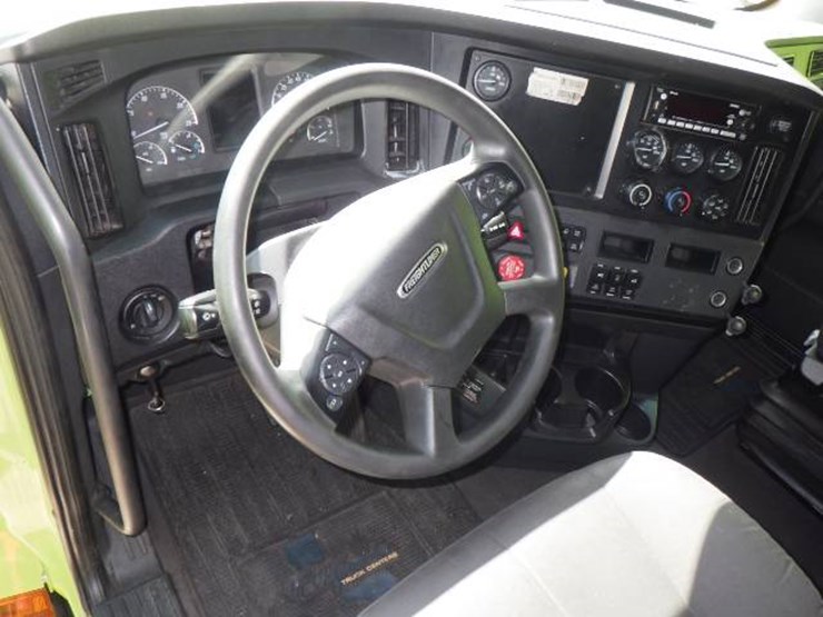 2023-freightliner-cascadia-126-image-11