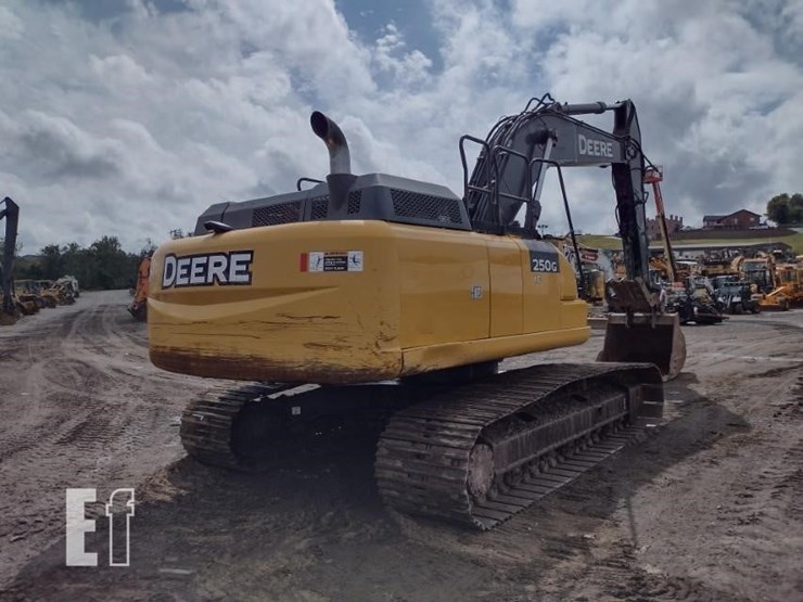 2021-deere-250g-lc-image-54