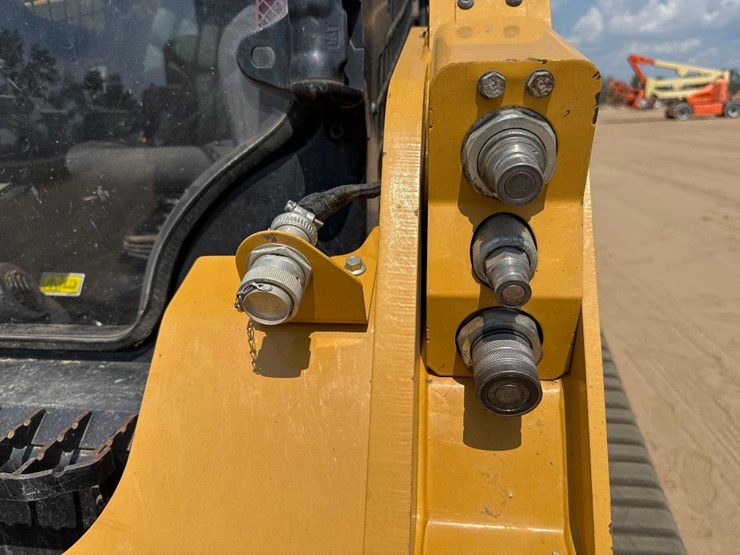 2023-caterpillar-259d3-image-21