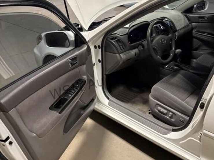 2005-toyota-camry-sdn-image-24
