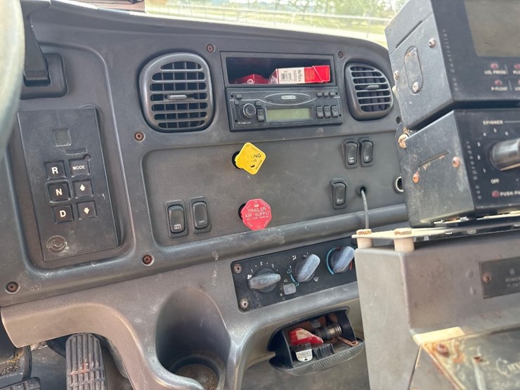 2003-freightliner-business-class-m2-spreader-truck-image-28