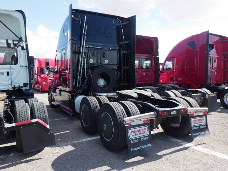 2019-freightliner-cascadia-126-image-10