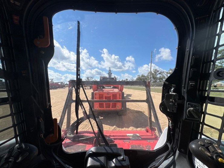2021-bobcat-t870-image-28