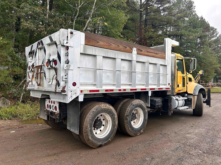 2009-mack-granite-tandem-axle-dump-truck-image-4