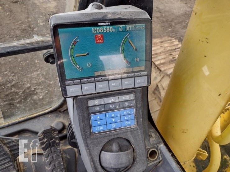 komatsu-pc220-lc-8-image-7